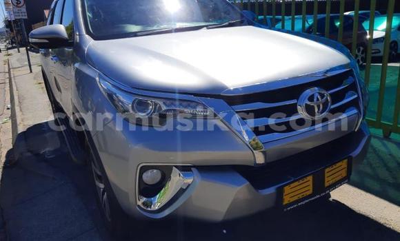 Nunua Ilio tumika Toyota Fortuner Fedha Gari ndani ya Willowvale nchini Harare Nunua Ilio tumika Toyota Fortuner Fedha Gari ndani ya Willowvale nchini Harare