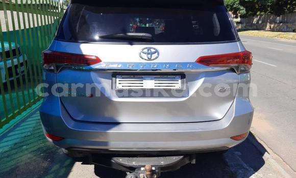 Nunua Ilio tumika Toyota Fortuner Fedha Gari ndani ya Willowvale nchini Harare Nunua Ilio tumika Toyota Fortuner Fedha Gari ndani ya Willowvale nchini Harare