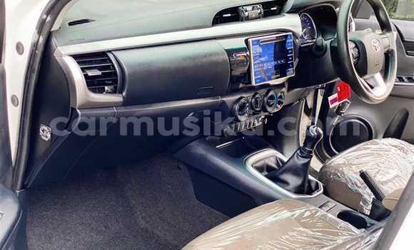 Buy Used Toyota Hilux White Car in Beitbridge in Matabeleland South Buy Used Toyota Hilux White Car in Beitbridge in Matabeleland South