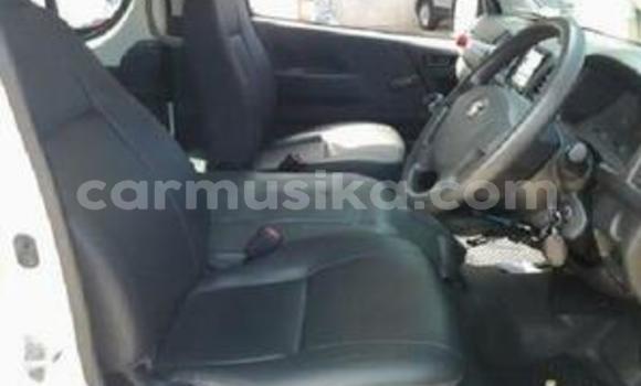 Buy Used Toyota Hiace White Car in Beitbridge in Matabeleland South Buy Used Toyota Hiace White Car in Beitbridge in Matabeleland South