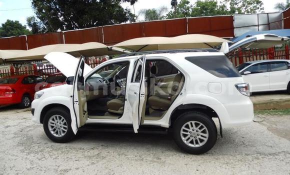 Acheter Occasion Voiture Toyota Fortuner Blanc à Beitbridge, Matabeleland South Acheter Occasion Voiture Toyota Fortuner Blanc à Beitbridge, Matabeleland South
