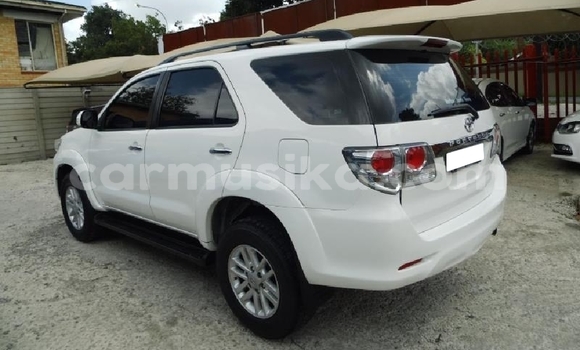 Acheter Occasion Voiture Toyota Fortuner Blanc à Beitbridge, Matabeleland South Acheter Occasion Voiture Toyota Fortuner Blanc à Beitbridge, Matabeleland South
