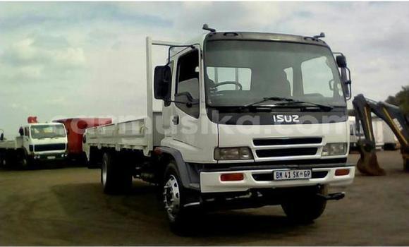 Nunua Ilio tumika Isuzu 117 Nyeupe Gari ndani ya Beitbridge nchini Matabeleland Kusini