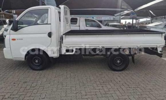 Acheter Occasion Utilitaire Hyundai H200 Blanc à Harare, Harare Acheter Occasion Utilitaire Hyundai H200 Blanc à Harare, Harare