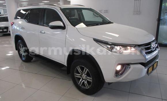 Nunua Ilio tumika Toyota Fortuner Nyeupe Gari ndani ya Beitbridge nchini Matabeleland Kusini