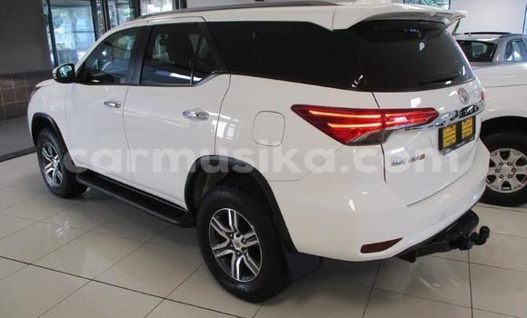 Acheter Occasion Voiture Toyota Fortuner Blanc à Beitbridge, Matabeleland South Acheter Occasion Voiture Toyota Fortuner Blanc à Beitbridge, Matabeleland South