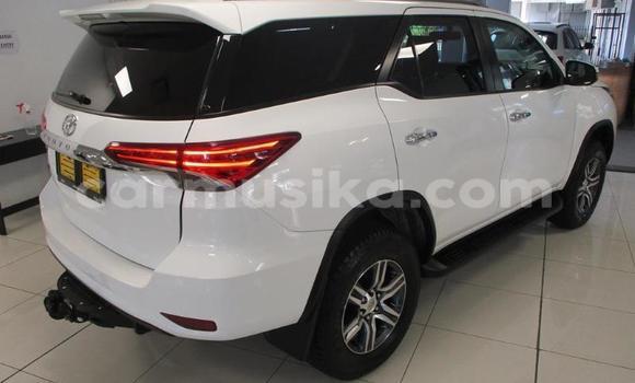 Acheter Occasion Voiture Toyota Fortuner Blanc à Beitbridge, Matabeleland South Acheter Occasion Voiture Toyota Fortuner Blanc à Beitbridge, Matabeleland South