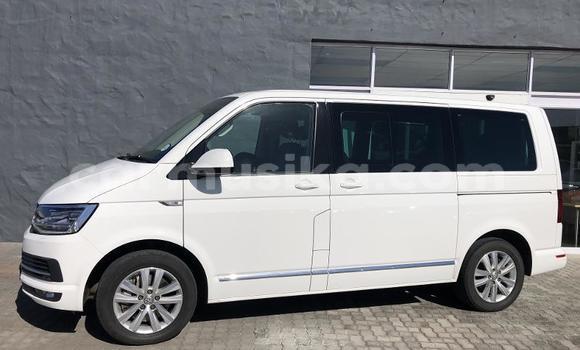 Buy Used Volkswagen Caravelle White Car in Beitbridge in Matabeleland South Buy Used Volkswagen Caravelle White Car in Beitbridge in Matabeleland South