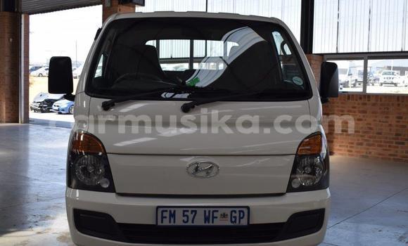 Nunua Ilio tumika Hyundai H200 Nyeupe Lori ndani ya Beitbridge nchini Matabeleland Kusini