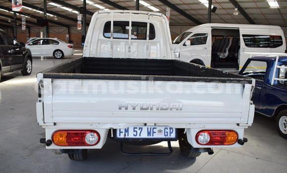 Acheter Occasion Utilitaire Hyundai H200 Blanc à Beitbridge, Matabeleland South Acheter Occasion Utilitaire Hyundai H200 Blanc à Beitbridge, Matabeleland South