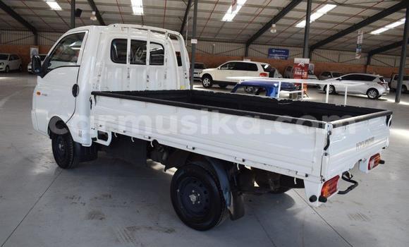 Acheter Occasion Utilitaire Hyundai H200 Blanc à Beitbridge, Matabeleland South Acheter Occasion Utilitaire Hyundai H200 Blanc à Beitbridge, Matabeleland South