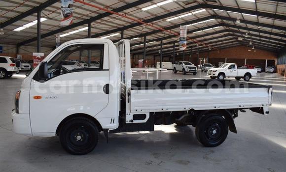 Acheter Occasion Utilitaire Hyundai H200 Blanc à Beitbridge, Matabeleland South Acheter Occasion Utilitaire Hyundai H200 Blanc à Beitbridge, Matabeleland South