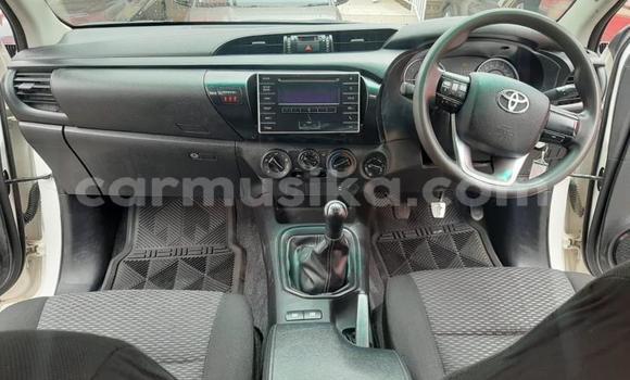 Buy Used Toyota Hilux White Car in Beitbridge in Matabeleland South Buy Used Toyota Hilux White Car in Beitbridge in Matabeleland South