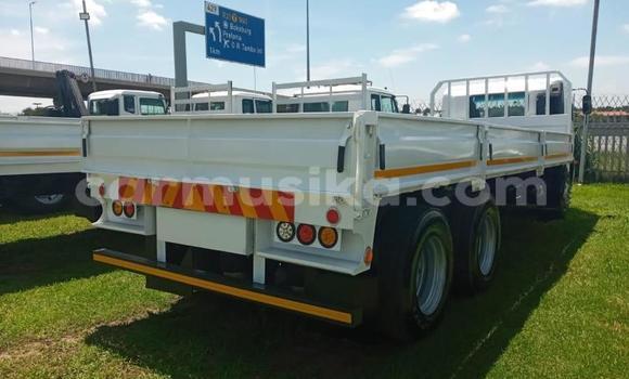 Acheter Occasion Utilitaire Hino 300 Series Blanc à Beitbridge, Matabeleland South Acheter Occasion Utilitaire Hino 300 Series Blanc à Beitbridge, Matabeleland South
