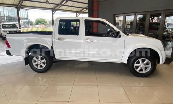 Tenga Tsaru Isuzu KB Chena Mota in Beitbridge in Matabeleland South