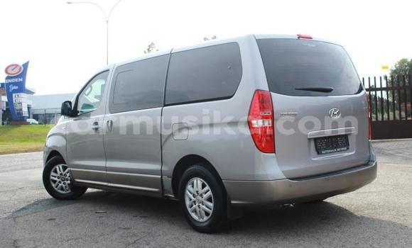 Acheter Occasion Voiture Hyundai H1 Gris à Beitbridge, Matabeleland South Acheter Occasion Voiture Hyundai H1 Gris à Beitbridge, Matabeleland South