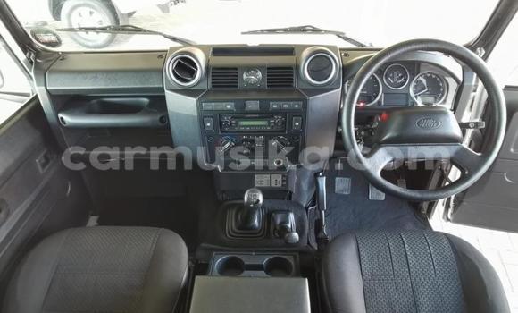 Nunua Ilio tumika Land Rover Defender Nyeupe Gari ndani ya Beitbridge nchini Matabeleland Kusini Nunua Ilio tumika Land Rover Defender Nyeupe Gari ndani ya Beitbridge nchini Matabeleland Kusini