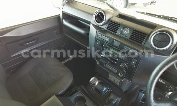 Nunua Ilio tumika Land Rover Defender Nyeupe Gari ndani ya Beitbridge nchini Matabeleland Kusini Nunua Ilio tumika Land Rover Defender Nyeupe Gari ndani ya Beitbridge nchini Matabeleland Kusini