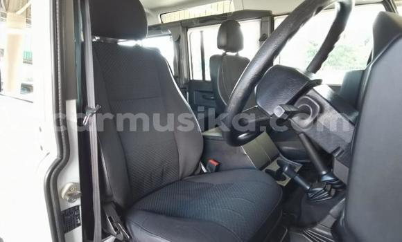 Nunua Ilio tumika Land Rover Defender Nyeupe Gari ndani ya Beitbridge nchini Matabeleland Kusini Nunua Ilio tumika Land Rover Defender Nyeupe Gari ndani ya Beitbridge nchini Matabeleland Kusini