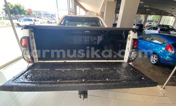 Tenga Tsaru Toyota Hilux Chena Mota in Beitbridge in Matabeleland South Tenga Tsaru Toyota Hilux Chena Mota in Beitbridge in Matabeleland South