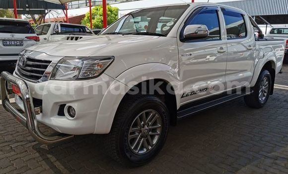 Tenga Tsaru Toyota Hilux Chena Mota in Beitbridge in Matabeleland South
