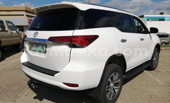 Acheter Occasion Voiture Toyota Fortuner Blanc à Beitbridge, Matabeleland South Acheter Occasion Voiture Toyota Fortuner Blanc à Beitbridge, Matabeleland South