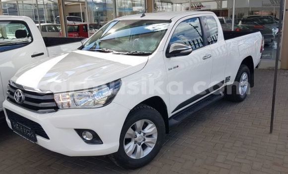 Buy Used Toyota Hilux White Car in Beitbridge in Matabeleland South