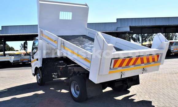 Buy Used Hino 300 Series White Truck in Beitbridge in Matabeleland South Buy Used Hino 300 Series White Truck in Beitbridge in Matabeleland South