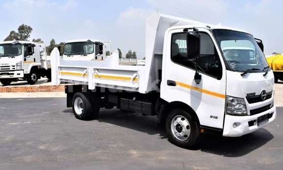 Buy Used Hino 300 Series White Truck in Beitbridge in Matabeleland South Buy Used Hino 300 Series White Truck in Beitbridge in Matabeleland South