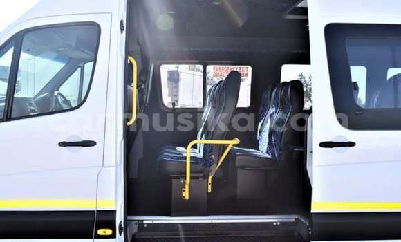 Tenga Tsaru Mercedes‒Benz Sprinter Chena Rori in Beitbridge in Matabeleland South Tenga Tsaru Mercedes‒Benz Sprinter Chena Rori in Beitbridge in Matabeleland South