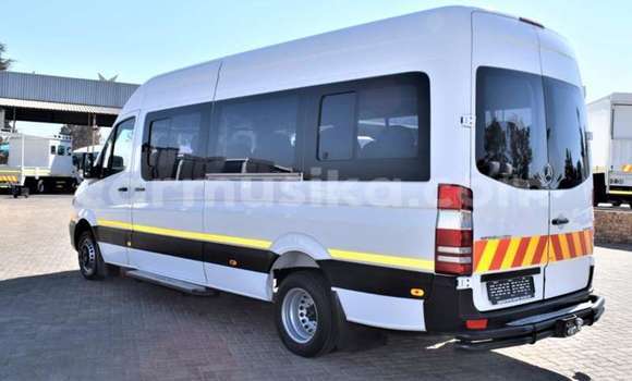 Tenga Tsaru Mercedes‒Benz Sprinter Chena Rori in Beitbridge in Matabeleland South Tenga Tsaru Mercedes‒Benz Sprinter Chena Rori in Beitbridge in Matabeleland South