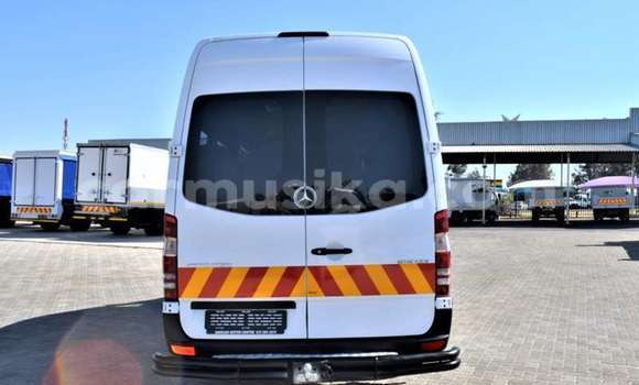 Tenga Tsaru Mercedes‒Benz Sprinter Chena Rori in Beitbridge in Matabeleland South Tenga Tsaru Mercedes‒Benz Sprinter Chena Rori in Beitbridge in Matabeleland South
