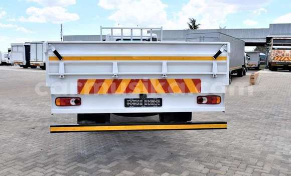 Nunua Ilio tumika Nissan UD Nyeupe Lori ndani ya Beitbridge nchini Matabeleland Kusini Nunua Ilio tumika Nissan UD Nyeupe Lori ndani ya Beitbridge nchini Matabeleland Kusini