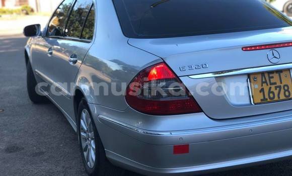 Acheter Occasion Voiture Mercedes‒Benz E–Class Gris à Harare, Harare Acheter Occasion Voiture Mercedes‒Benz E–Class Gris à Harare, Harare