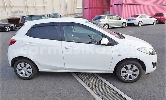 Acheter Occasion Voiture Mazda Demio Blanc à Beitbridge, Matabeleland South Acheter Occasion Voiture Mazda Demio Blanc à Beitbridge, Matabeleland South