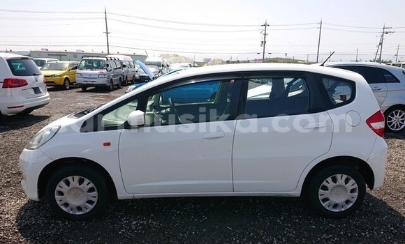 Acheter Occasion Voiture Honda Fit Blanc à Beitbridge, Matabeleland South Acheter Occasion Voiture Honda Fit Blanc à Beitbridge, Matabeleland South
