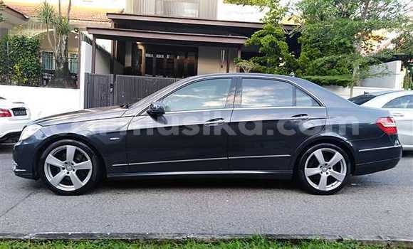 Acheter Occasion Voiture Mercedes‒Benz E–Class Noir à Beitbridge, Matabeleland South Acheter Occasion Voiture Mercedes‒Benz E–Class Noir à Beitbridge, Matabeleland South