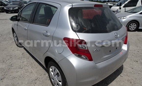 Acheter Occasion Voiture Toyota Vitz Gris à Beitbridge, Matabeleland South Acheter Occasion Voiture Toyota Vitz Gris à Beitbridge, Matabeleland South
