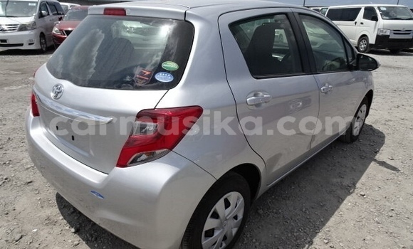 Acheter Occasion Voiture Toyota Vitz Gris à Beitbridge, Matabeleland South Acheter Occasion Voiture Toyota Vitz Gris à Beitbridge, Matabeleland South