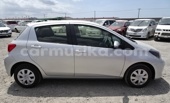 Acheter Occasion Voiture Toyota Vitz Gris à Beitbridge, Matabeleland South Acheter Occasion Voiture Toyota Vitz Gris à Beitbridge, Matabeleland South