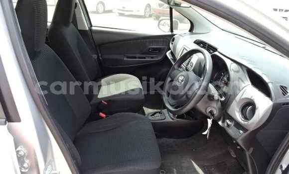 Acheter Occasion Voiture Toyota Vitz Gris à Beitbridge, Matabeleland South Acheter Occasion Voiture Toyota Vitz Gris à Beitbridge, Matabeleland South