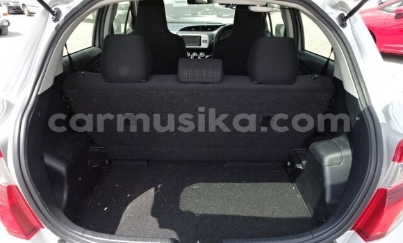 Acheter Occasion Voiture Toyota Vitz Gris à Beitbridge, Matabeleland South Acheter Occasion Voiture Toyota Vitz Gris à Beitbridge, Matabeleland South