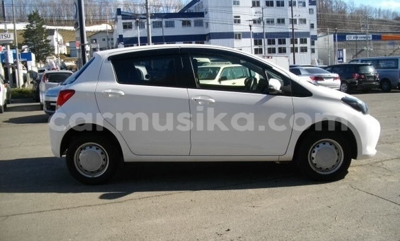Acheter Occasion Voiture Toyota Vitz Blanc à Beitbridge, Matabeleland South Acheter Occasion Voiture Toyota Vitz Blanc à Beitbridge, Matabeleland South