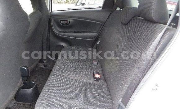 Acheter Occasion Voiture Toyota Vitz Blanc à Beitbridge, Matabeleland South Acheter Occasion Voiture Toyota Vitz Blanc à Beitbridge, Matabeleland South