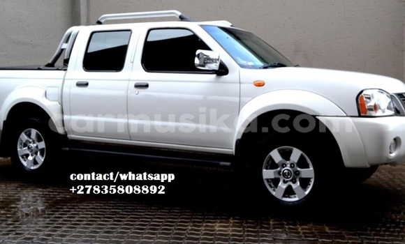 Tenga Tsaru Nissan NP 300 Zvimwe Mota in Beitbridge in Matabeleland South