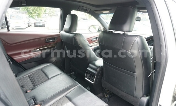 Acheter Occasion Voiture Toyota Harrier Blanc à Beitbridge, Matabeleland South Acheter Occasion Voiture Toyota Harrier Blanc à Beitbridge, Matabeleland South