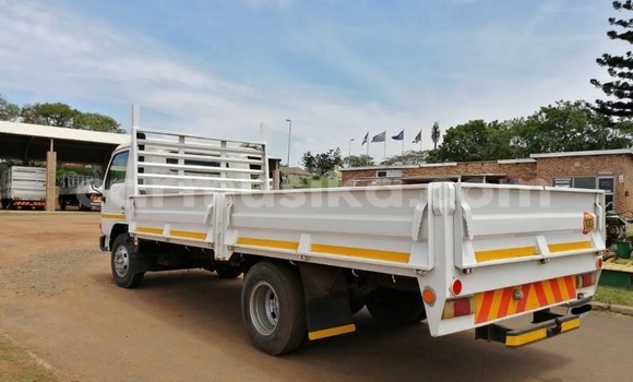 Acheter Occasion Voiture Nissan Urvan Blanc à Beitbridge, Matabeleland South Acheter Occasion Voiture Nissan Urvan Blanc à Beitbridge, Matabeleland South