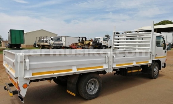 Acheter Occasion Voiture Nissan Urvan Blanc à Beitbridge, Matabeleland South Acheter Occasion Voiture Nissan Urvan Blanc à Beitbridge, Matabeleland South