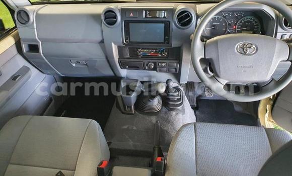 Buy Used Toyota Land Cruiser Silver Car in Beitbridge in Matabeleland South Buy Used Toyota Land Cruiser Silver Car in Beitbridge in Matabeleland South
