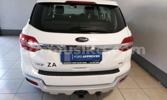 Acheter Occasion Voiture Ford Everest Blanc à Beitbridge, Matabeleland South Acheter Occasion Voiture Ford Everest Blanc à Beitbridge, Matabeleland South